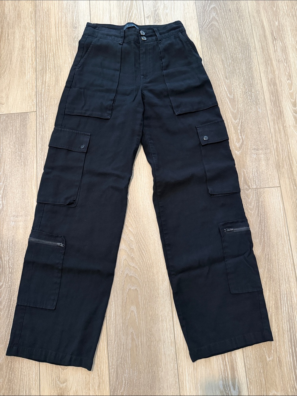 Sanctuary wide leg black cargo pant size 24, snap pocket, zip & back pockets